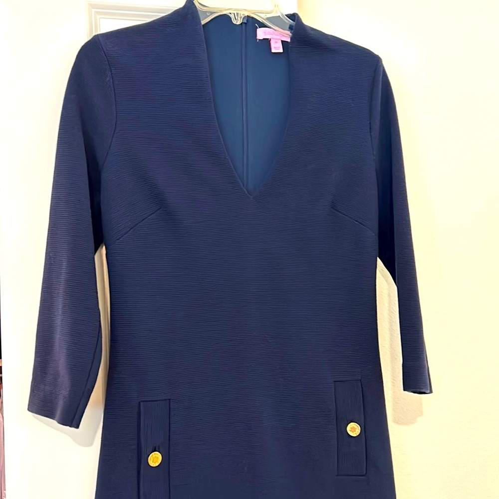 Lilly Pulitzer navy dress. Labeled a medium but fits like a small. Ribbed.